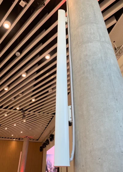 Fohhn Beamsteering-Lautsprecher an Betonsäule im Veranstaltungssaal des Karriere-Campus Hannover