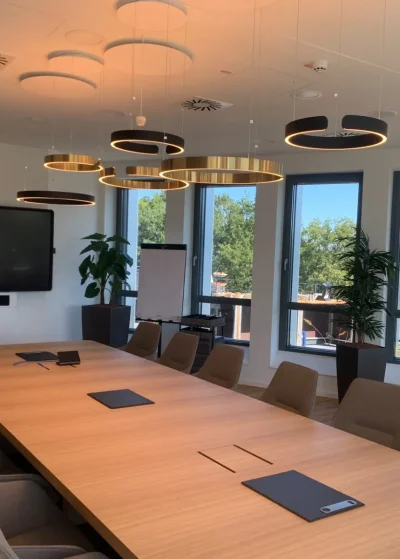 Moderner Boardroom im Karriere-Campus Hannover mit Konferenztechnik und Touchdisplay von PRO VIDEO
