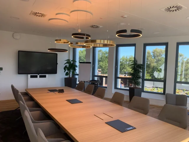 Moderner Boardroom im Karriere-Campus Hannover mit Konferenztechnik und Touchdisplay von PRO VIDEO