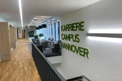 Flur mit Moos-Schriftzug „Karriere Campus Hannover“ im Obergeschoss