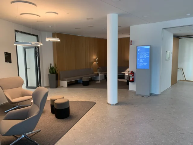 Foyer mit Digital Signage im Karriere-Campus Hannover zur Besucherinformation