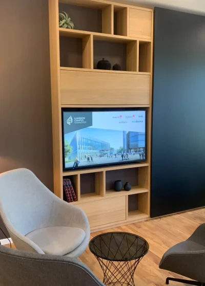 Detailansicht des Lounge-Displays im Swiss Life Karriere-Campus Hannover mit integrierter Medientechnik