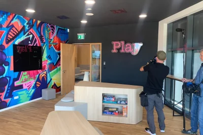 Themenraum „Game / Play“ im Swiss Life Karriere-Campus Hannover mit Graffiti-Wand und Medientechnik