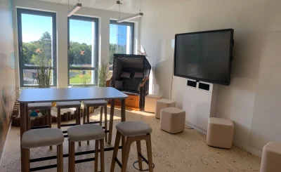 Themenraum „Strand“ im Swiss Life Karriere-Campus Hannover mit CTOUCH Display und Strandkorb