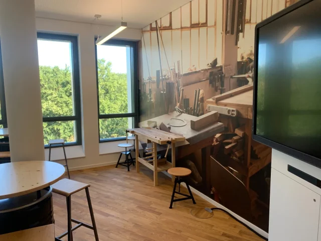 Themenraum „Werkstatt“ im Swiss Life Karriere-Campus Hannover mit Medientechnik und kreativer Raumgestaltung