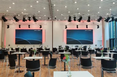 LED-Video-Wände im Veranstaltungssaal des Swiss Life Karriere-Campus Hannover mit pro video Testbild