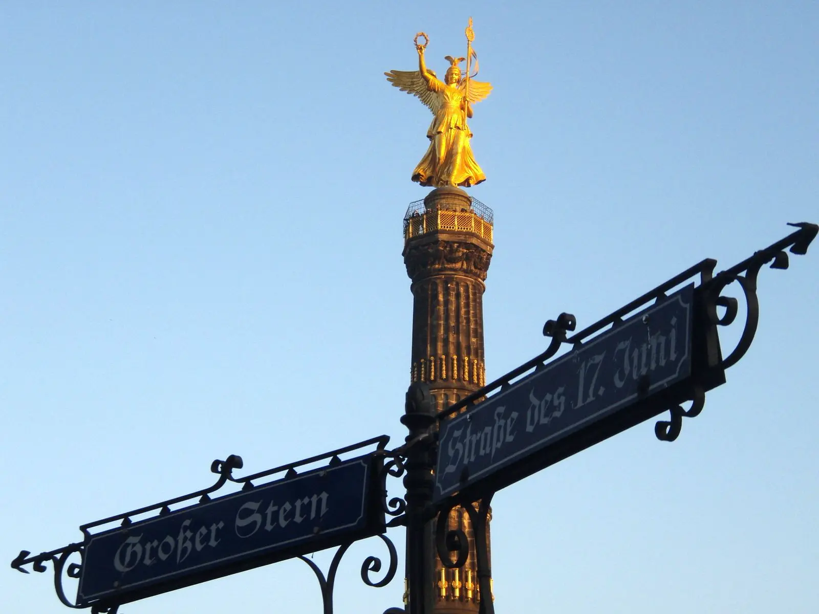 pro video GmbH Berlin Strassenschild mit Siegessäule im Hintergrund Dom Fernsehturm Stadtschloss