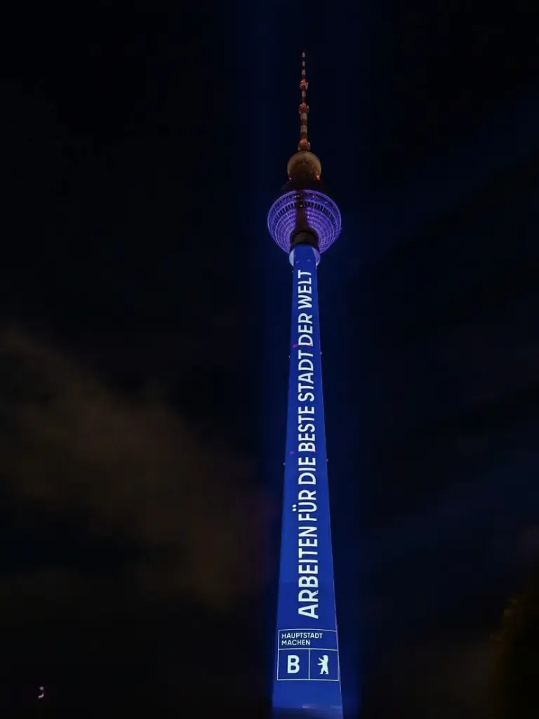 Fernsehturm beleuchtet von von pro video GmbH