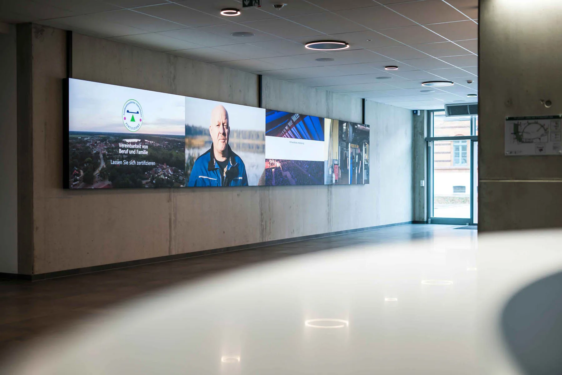 Digitale Signage-Lösung im Foyer des Landkreises Ludwigslust-Parchim – PRO VIDEO GmbH