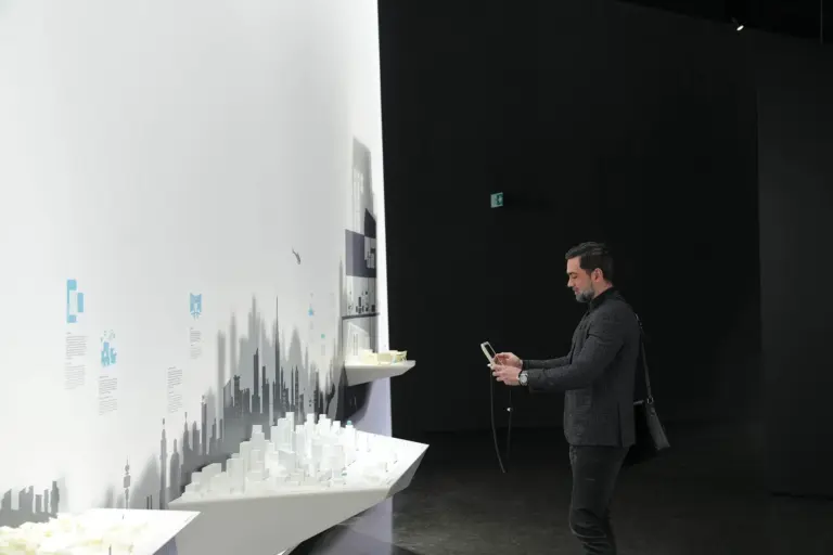 Besucher interagiert mit der Stadtmodell-Installation im Futurium – Medientechnik & Programmierung von PRO VIDEO GmbH